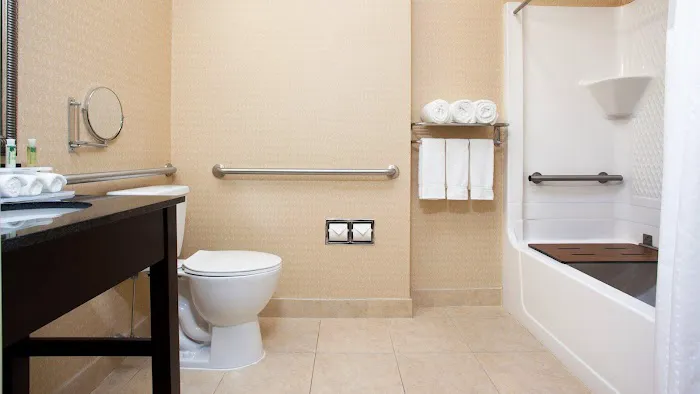 Holiday Inn Express & Suites Allentown West by IHG 4