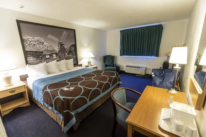 Super 8 by Wyndham Kingston 4