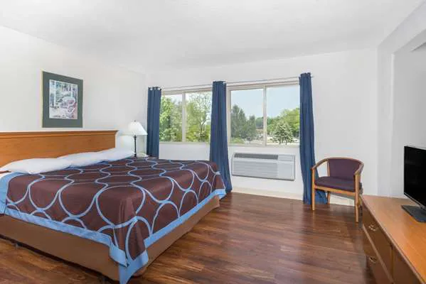 Super 8 by Wyndham Kingston 4