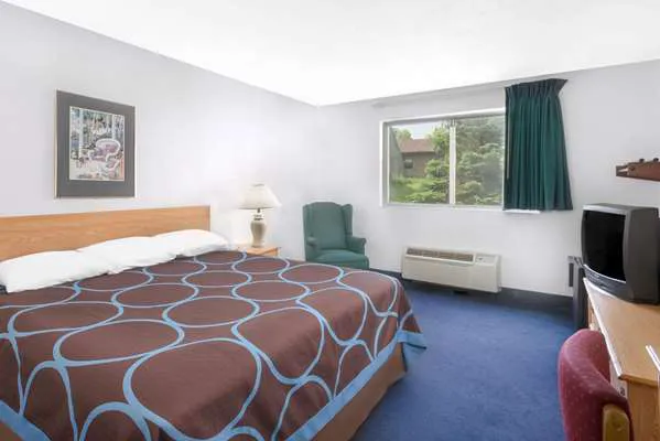 Super 8 by Wyndham Kingston 4