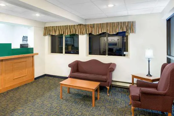 Super 8 by Wyndham Kingston 4