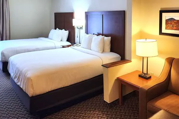 Comfort Inn & Suites 4