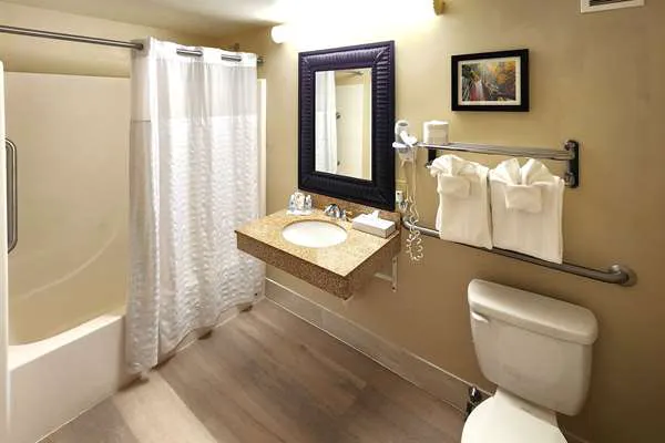 Comfort Inn & Suites 4