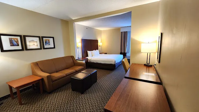 Comfort Inn & Suites 4