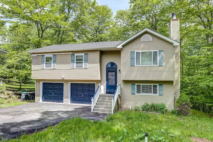Creek Front Pocono Mountain Getaway in Tobyhanna PA, w. Gameroom & Sauna 4