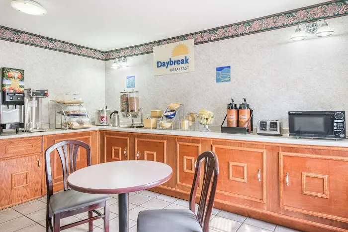 Greenwoods Inn & Suites 4