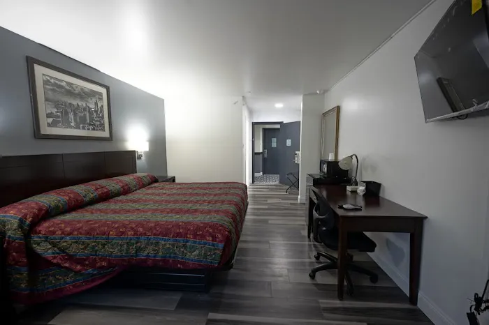Greenwoods Inn & Suites 4
