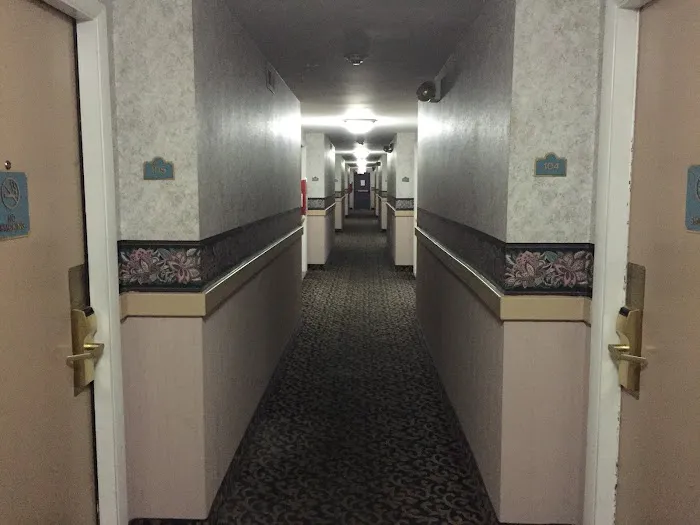 Greenwoods Inn & Suites 4