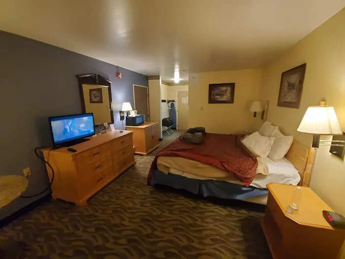 Greenwoods Inn & Suites 4