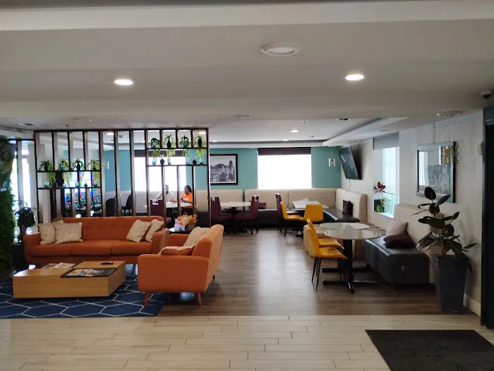 Comfort Inn & Suites 4