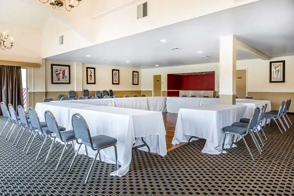 Econo Lodge 4