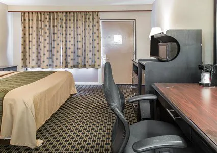 Econo Lodge 4