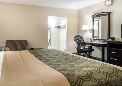 Econo Lodge 4