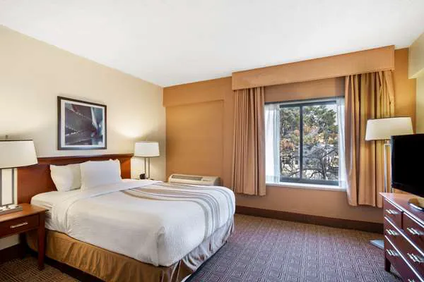 La Quinta Inn & Suites by Wyndham New Haven 5