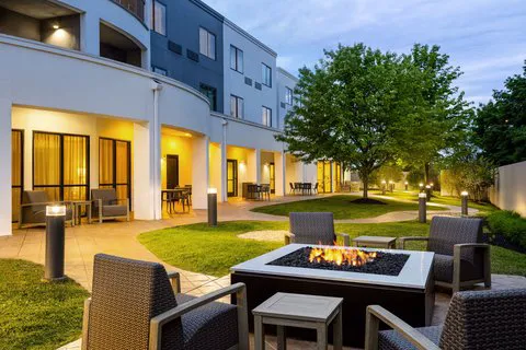 Courtyard Kingston 4
