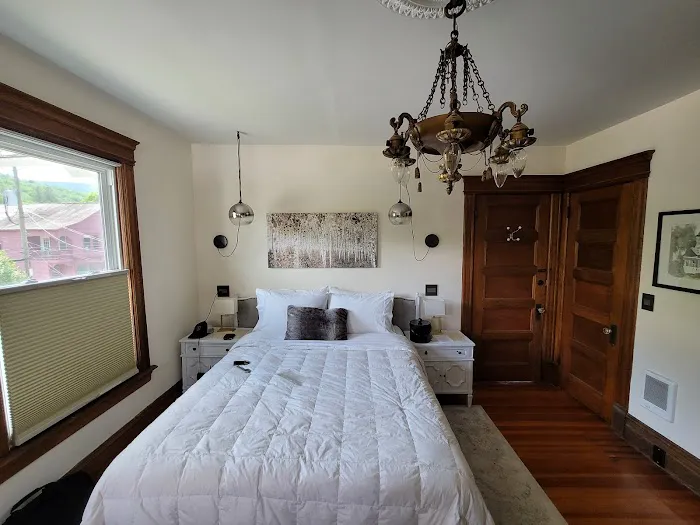 Shadowcrest Guest House 4