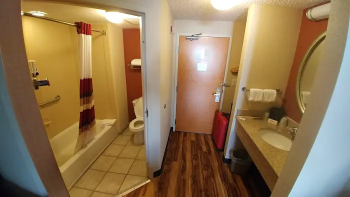 Red Roof Inn & Suites Philadelphia - Bellmawr 4