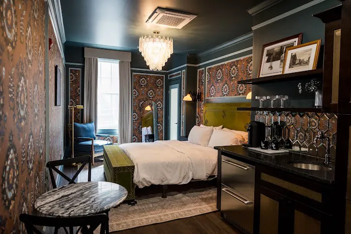 The Gas Lamp Hotel 5