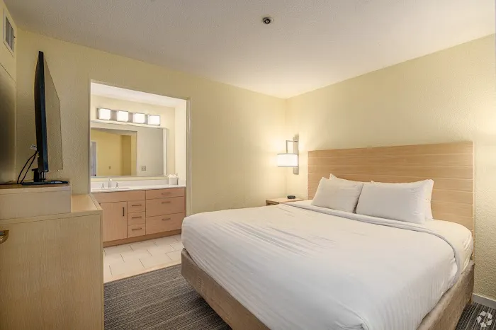 AVIA Residences on Lincoln - Furnished Extended Stays 4
