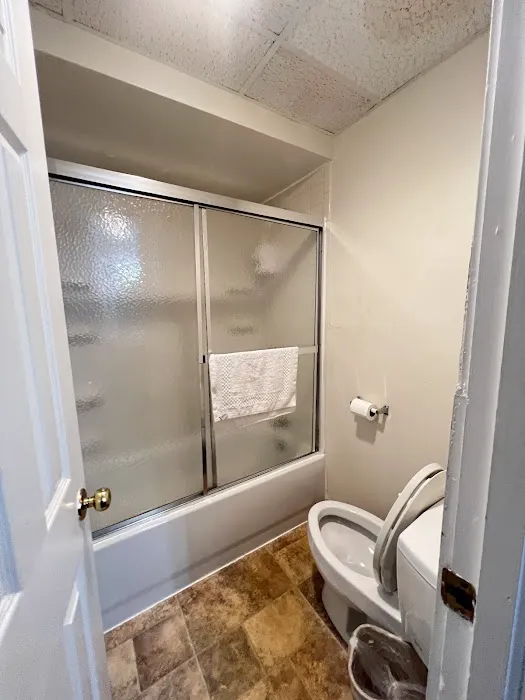 Colonial Brick Inn & Suites 4