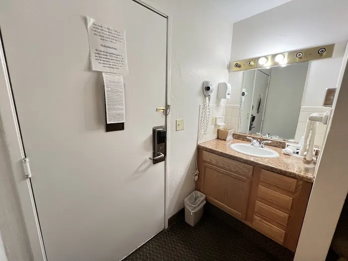 Colonial Brick Inn & Suites 4