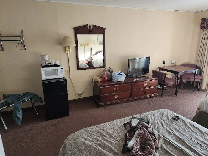 Colonial Brick Inn & Suites 4