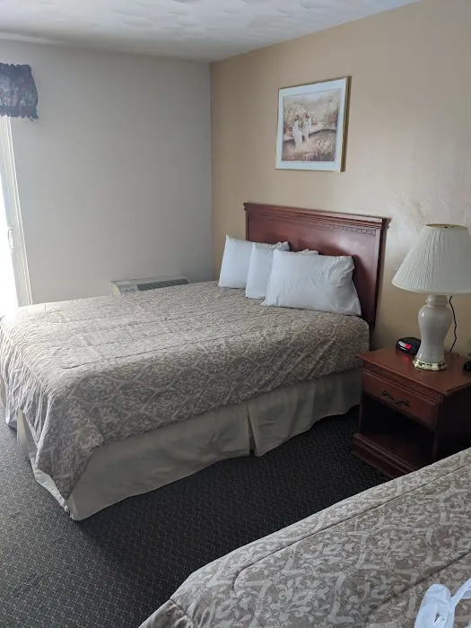 Colonial Brick Inn & Suites 4
