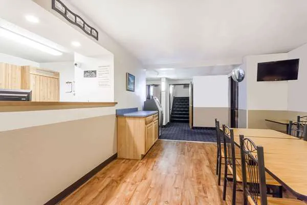 Super 8 by Wyndham Sidney NY 4