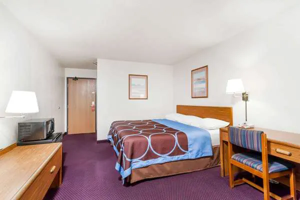 Super 8 by Wyndham Sidney NY 4