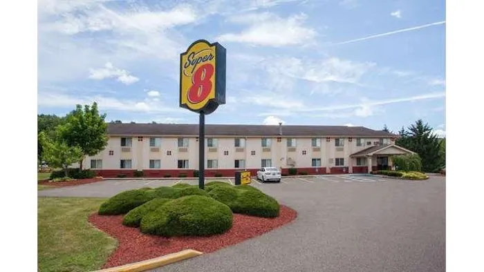 Super 8 by Wyndham Sidney NY 4