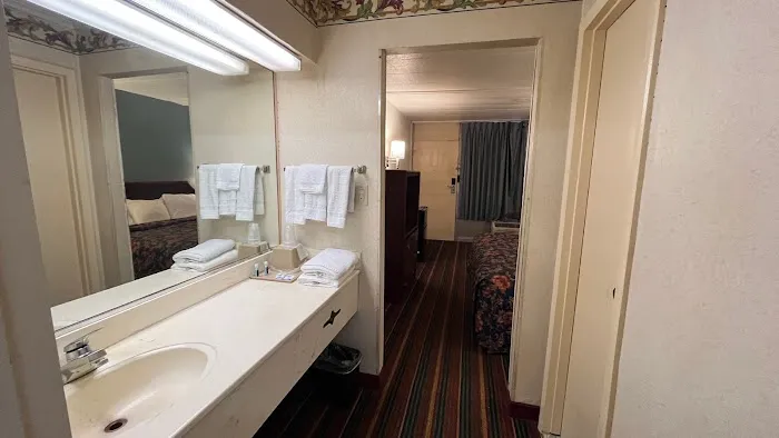 Rodeway Inn 4