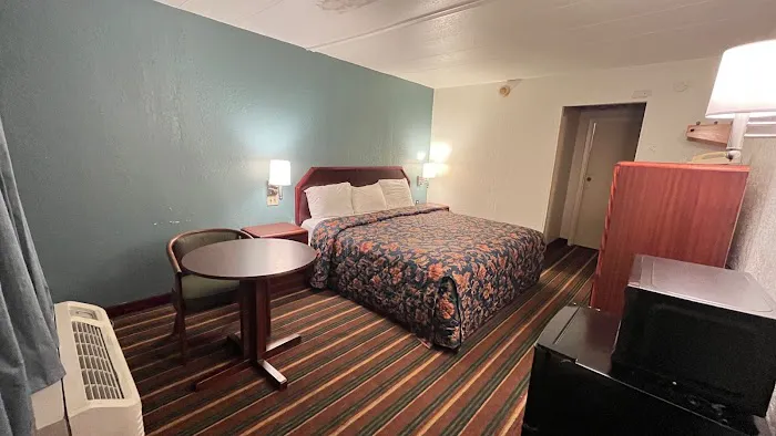 Rodeway Inn 4