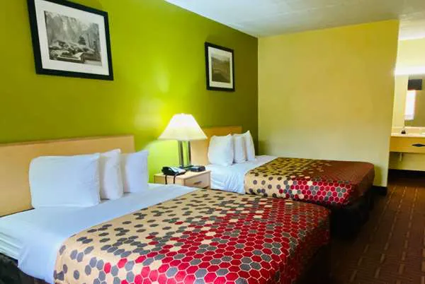 Super 8 by Wyndham Gloucester 5