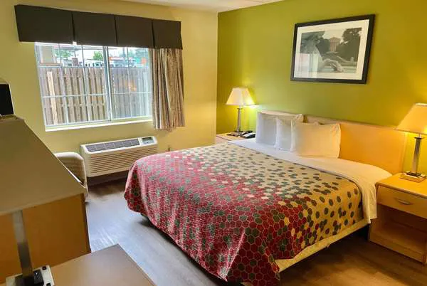 Super 8 by Wyndham Gloucester 5
