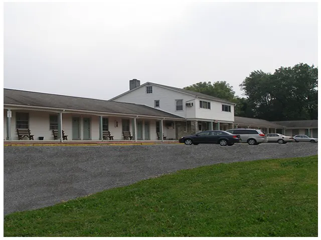 Red Carpet Inn & Suites Morgantown, PA 4