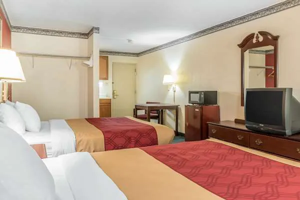 Econo Lodge Airport 4