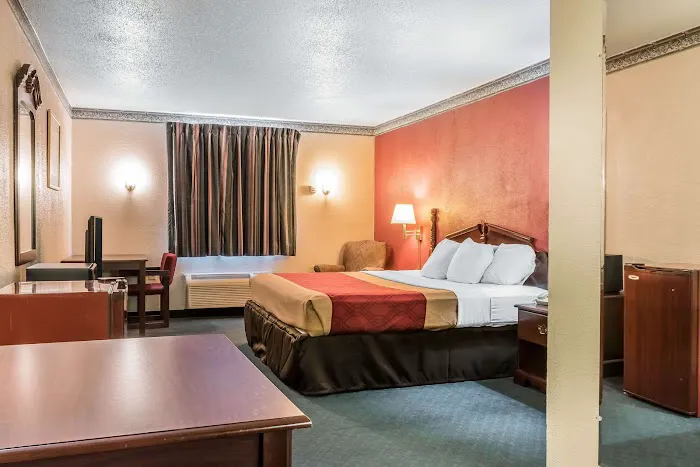Econo Lodge Airport 4
