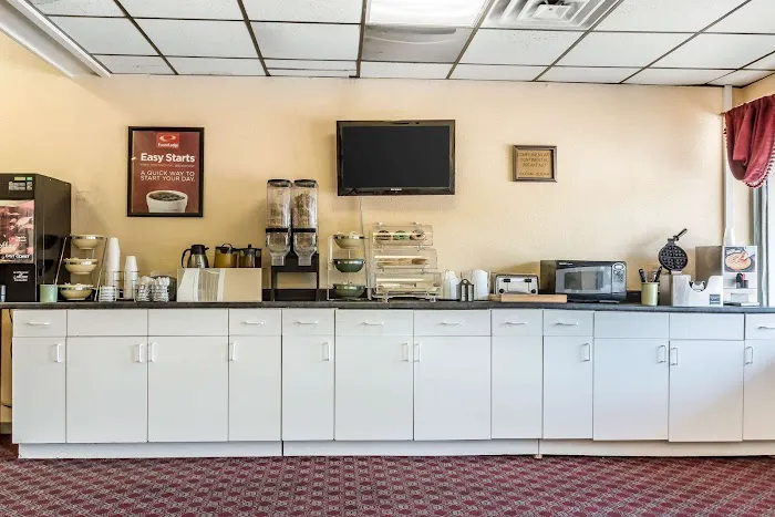 Econo Lodge Airport 4