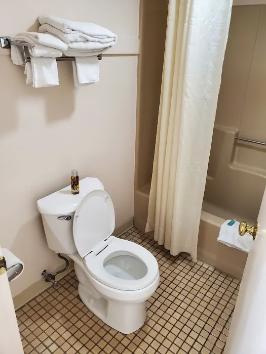 Econo Lodge Airport 4