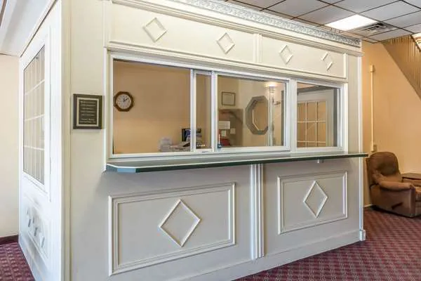 Econo Lodge Airport 4