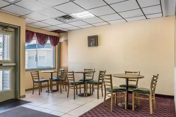 Econo Lodge Airport 4