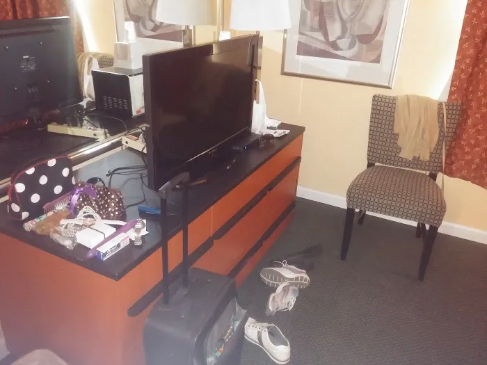 Media Inn & Suites 4