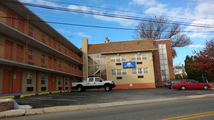 Media Inn & Suites 4