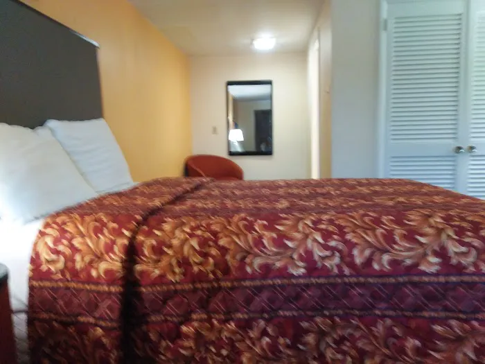 Media Inn & Suites 4