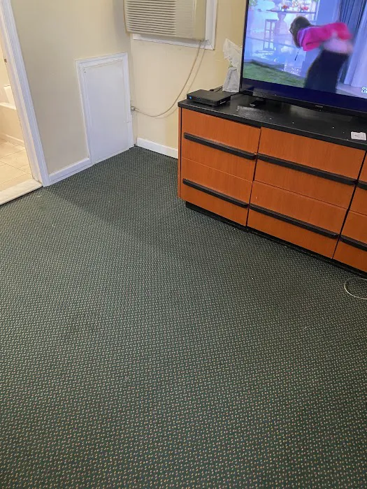 Media Inn & Suites 4