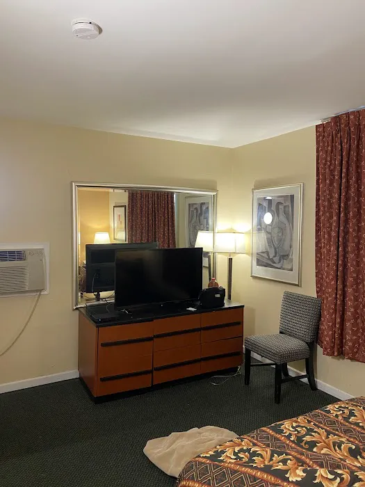 Media Inn & Suites 4