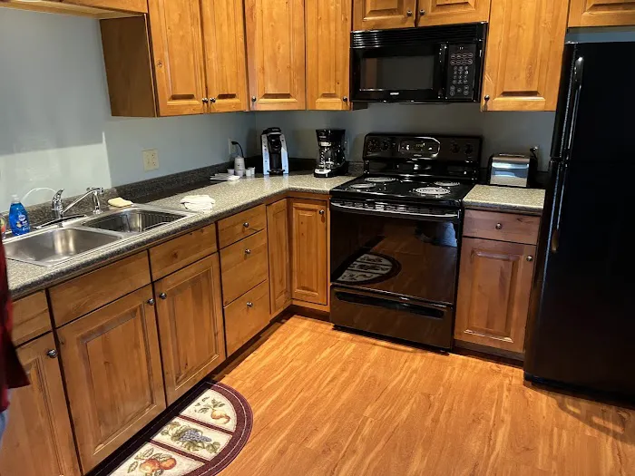 Redwood Inn & Suites 4