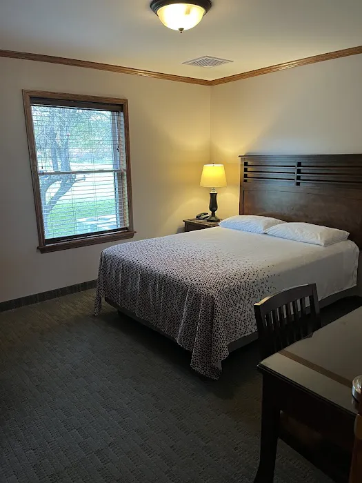 Redwood Inn & Suites 4