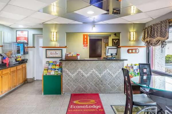Econo Lodge 4