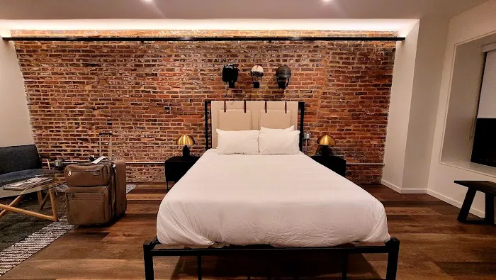The Queen Hotel Queen Village, Sonder 5